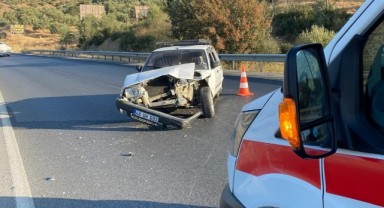 Bariyerlere çarpan otomobilin sürücüsü yaralandı