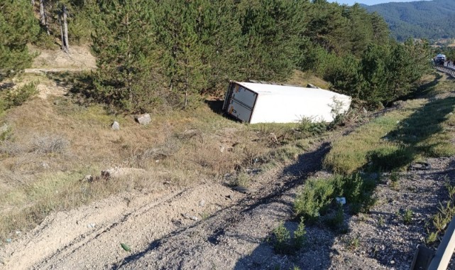 Bolu’da tır şarampole yuvarlandı: 1 yaralı