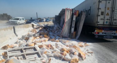 Devrilen tırdan onlarca çimento torbası yola savruldu