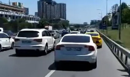 Düğün konvoyunda trafikte halay çekenler zincirleme kazaya sebep oldu!
