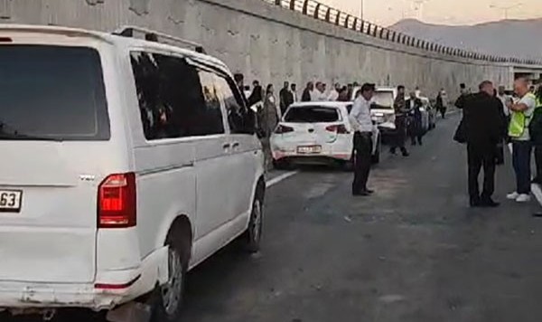 Düğün konvoyunda zincirleme kaza: 8 yaralı