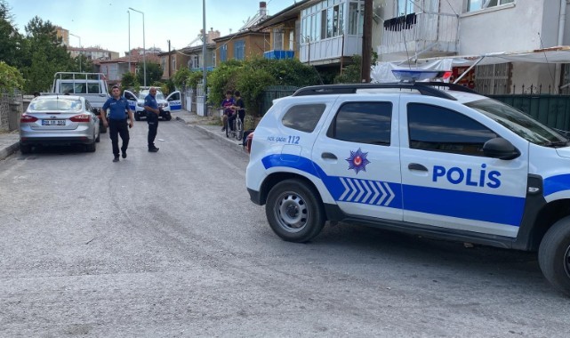 Evden ayrılmak isteyen eşini sokak ortasında bıçakladı