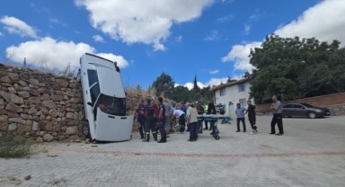 Fren ile gaz pedalının yerini karıştırdı, duvarda asılı kaldı