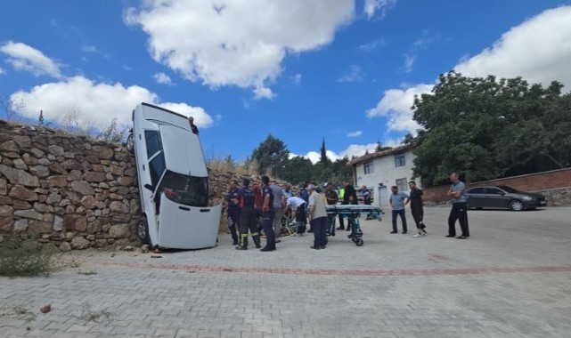 Fren ile gaz pedalının yerini karıştırdı, duvarda asılı kaldı