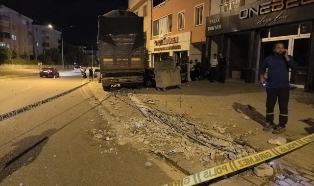 Freni boşalan tır dehşet saçtı