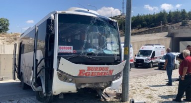 Freni patlayan midibüs üst yoldan otogar içine düştü:15 yaralı