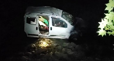 Hafif ticari araç dereye uçtu: 4 yaralı