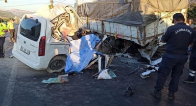 Hafif ticari araç kamyona arkadan çarptı: 4 ölü