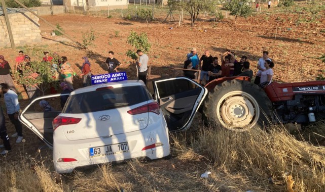 Halfeti'de otomobil ile traktör çarpıştı: 4 kişi yaralandı
