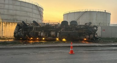 Hatay'da beton pompası taşıyan tır devrildi