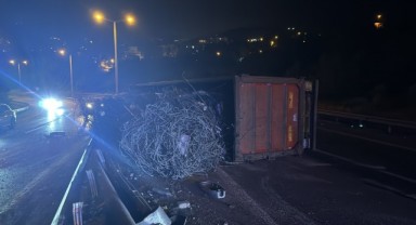 Hatay'da demir yüklü tır devrildi: 1 yaralı