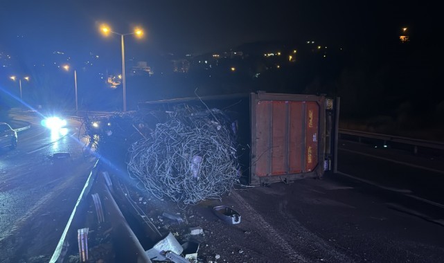 Hatay'da demir yüklü tır devrildi: 1 yaralı