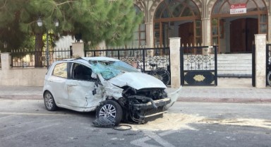 İki araç çarpıştı, savrulan pikap cami duvarını yıktı: 3 yaralı