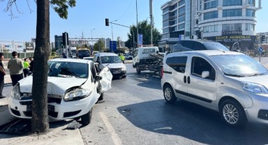 İki aracın karıştığı kazada 1'i ağır 4 kişi yaralandı