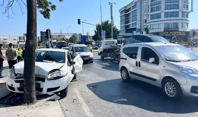 İki aracın karıştığı kazada 1'i ağır 4 kişi yaralandı