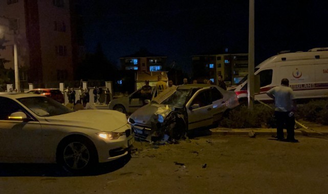 İki otomobil kafa kafaya çarpıştı: 1 ölü, 5 yaralı