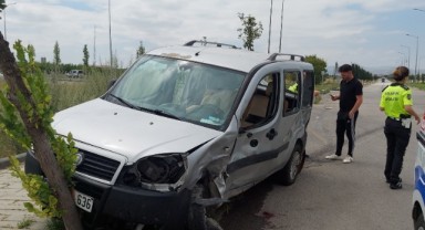 İki otomobil kafa kafaya çarpıştı: 9 yaralı