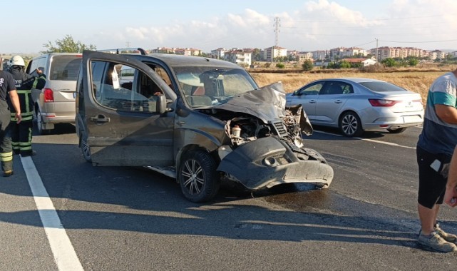 İşçi servisi ile hafif ticari araç çarpıştı: 11 yaralı