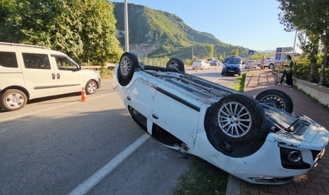 Kaldırıma çarpan otomobil takla attı: 1 yaralı