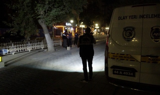 Kaldırımda yürürken topuğundan vuruldu