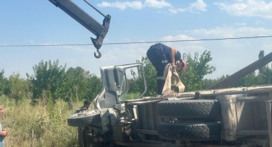 Kamyon elektrik direğine çarparak devrildi: 1 yaralı