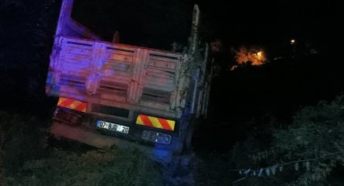 Kamyon uçurumun kenarında durdu: 2 yaralı