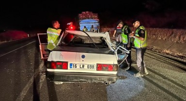 Kamyona çarpan Tofaş otomobilin çatısı uçtu: 3 ağır yaralı