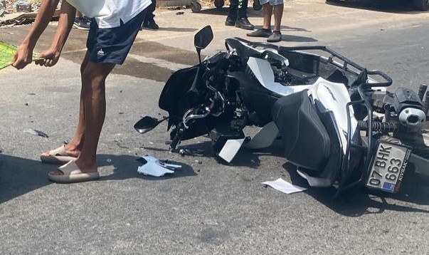 Kamyonet ile çarpışan motosikletin genç sürücüsü öldü