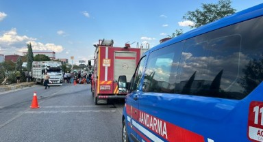 Kamyonet ile çarpışan traktör devrildi: 1 ölü