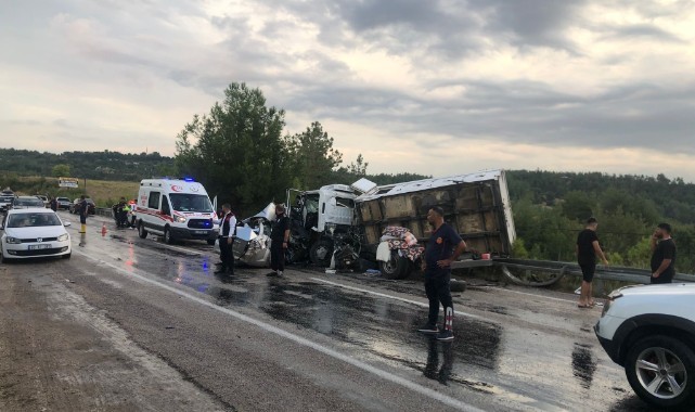 Kamyonet ile otomobil çarpıştı: 2 ölü, 3 yaralı