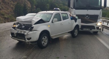 Kamyonet önce önündeki tıra, ardından kamyona çarptı: 4 yaralı
