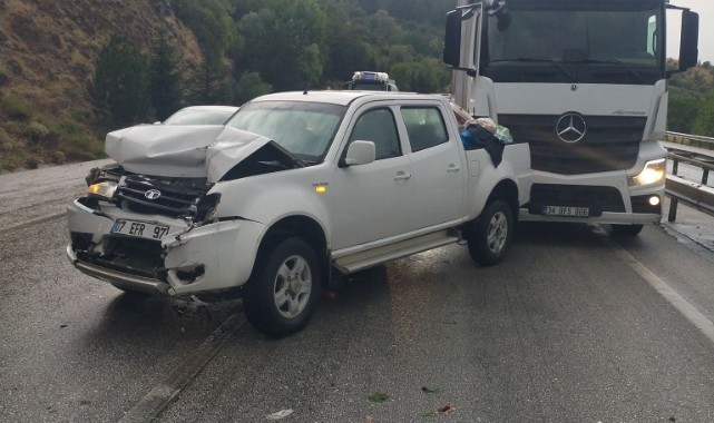 Kamyonet önce önündeki tıra, ardından kamyona çarptı: 4 yaralı