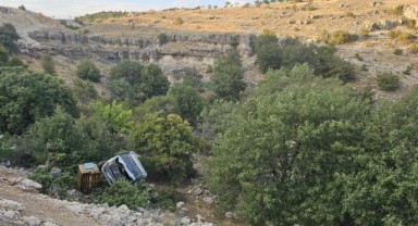 Kamyonet şarampole yuvarlandı, sürücü yaralandı