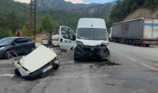 Karayolu'nda 3 aracın karıştığı kazada 7 kişi yaralandı