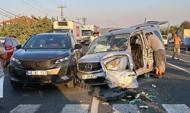 Karayolunda 4 aracın karıştığı zincirleme kaza: 9 yaralı