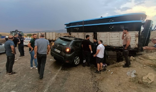 Karşı şeride geçen tır otomobili altına aldı: 6 yaralı
