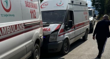 Katliam gibi kaza: İki ambulans kamyonet ile çarpıştı