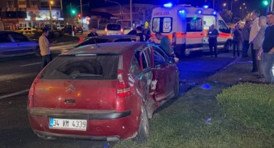 Kırmızı ışık ihlalinde 3 araç çarpıştı: 2 yaralı