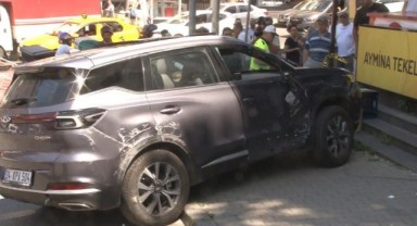Kontrolden çıkan otomobil dükkana daldı: 3 yaralı