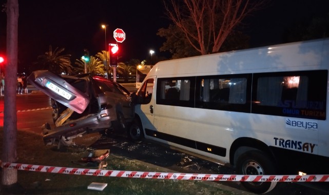 Kontrolden çıkan otomobil öğrenci servisine çarptı: 2 yaralı