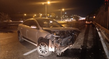 Kontrolden çıkan otomobil refüje çarptı: 1 yaralı