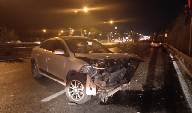 Kontrolden çıkan otomobil refüje çarptı: 1 yaralı