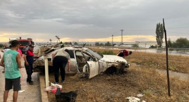 Kontrolden çıkan otomobil refüje devrildi: 4 yaralı