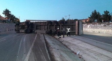 Lastiği patlayan tır yan yattı: 1 yaralı