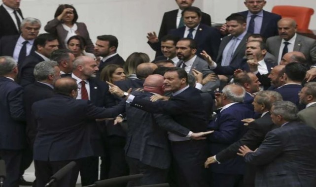 Mecliste bu kez yumruklar konuştu!