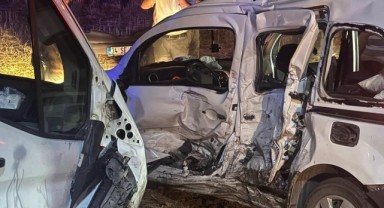 Minibüs ile kamyonet çarpıştı: 7 yaralı