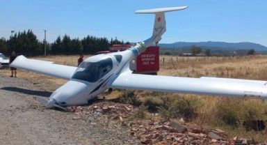 Motoru arızalanan eğitim uçağı buğday tarlasına sert iniş yaptı