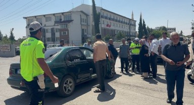 Motosiklet ile otomobil çarpıştı: 2 yaralı