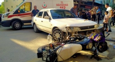 Motosiklet ile otomobil çarpıştı: 2 yaralı