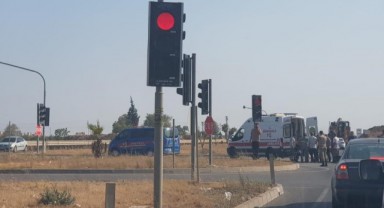 Motosiklet, kırmızı ışıkta bekleyen otomobile çarptı: 1 yaralı